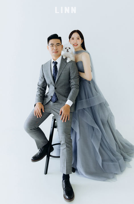 創意婚紗視角：新娘背影展示禮服剪裁，懷抱愛犬充滿故事感。