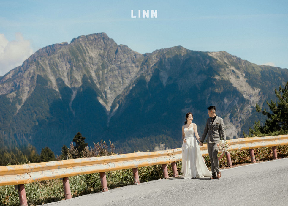En: A grand ridge composition, etching our vows into the rolling mountain ranges.