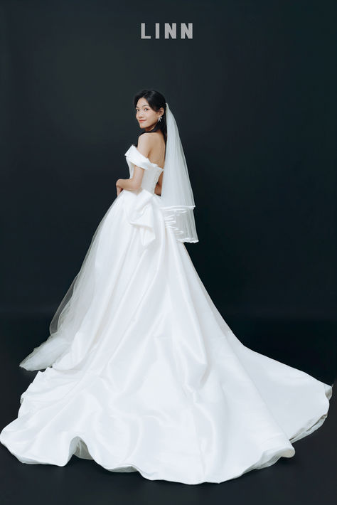 韓式黑棚婚紗新娘回眸頭紗裙擺 Elegant bride veil look back black backdrop