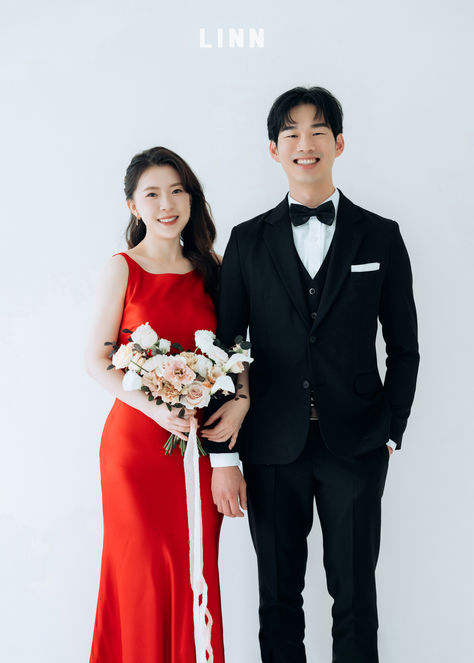 白色影棚婚紗-紅色輕便禮服-黑色西裝-極簡質感-LINN攝影 | White Studio Wedding Red Dress Black Suit