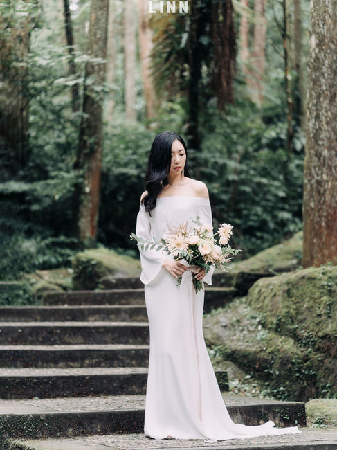 穿梭在林間小徑，女攝影師 LINN 帶領新人探索未知的浪漫。	溪頭婚紗外拍-森林秘境-推薦-Xitou-Hidden-Forest-Wedding