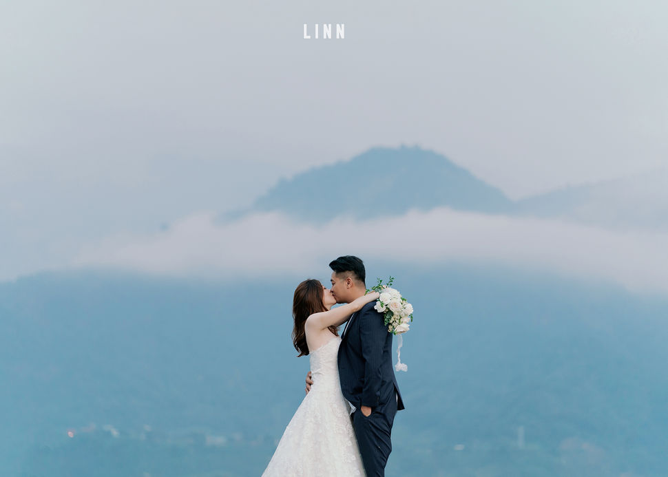 Taichung road wedding stroll