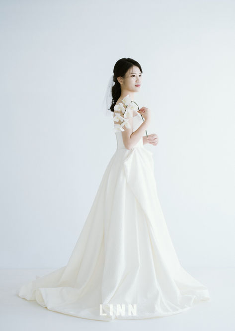 全身側面回眸，蝴蝶蘭的線條與新娘的笑意交織，展現最優雅的動態姿態。