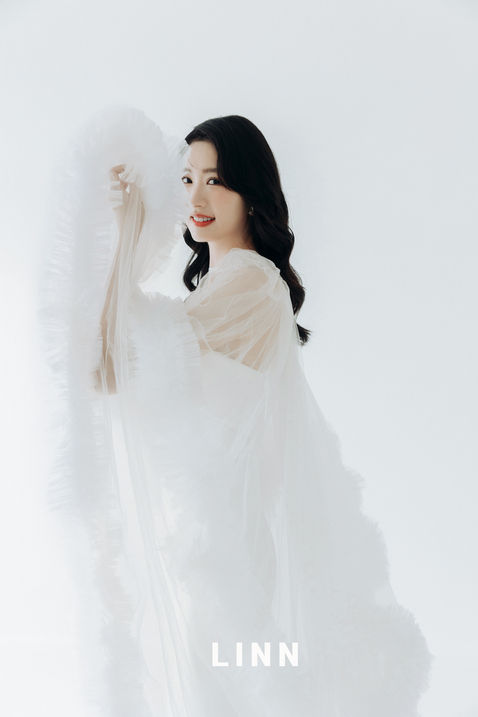 新娘半身特寫，用白紗遮擋右臉的 Fine Art 藝術感。 / Ethereal bridal portrait with veil covering half face, Fine Art style.