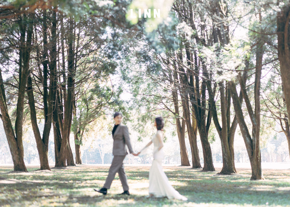 	樹林內婚紗-人物失焦攝影-牽手對看 | Forest Wedding Blurred Couple Hand Holding