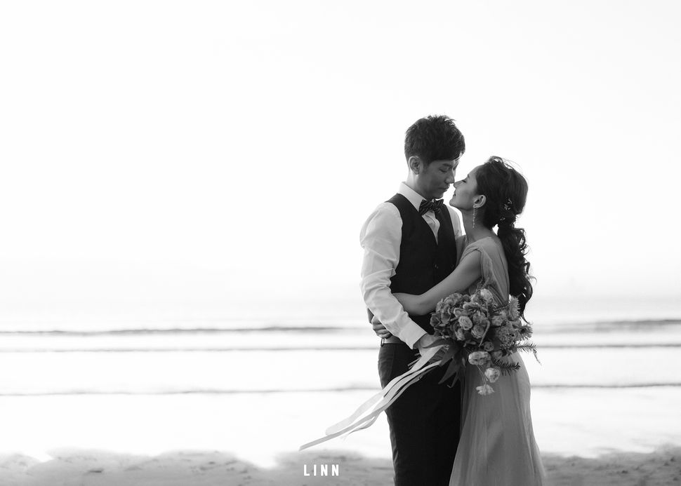 黑白海邊婚紗相擁特寫 B&W intimate couple hug Taipei