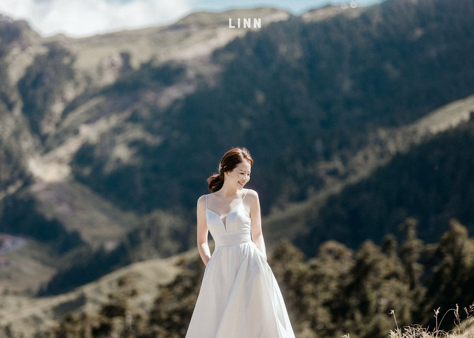 En: Amidst the swaying silver grass, gathering the slightest ripples of emotion.