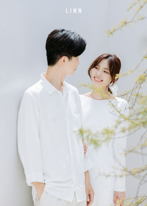自然對視婚紗攝影 Couple smiling looking at each other
