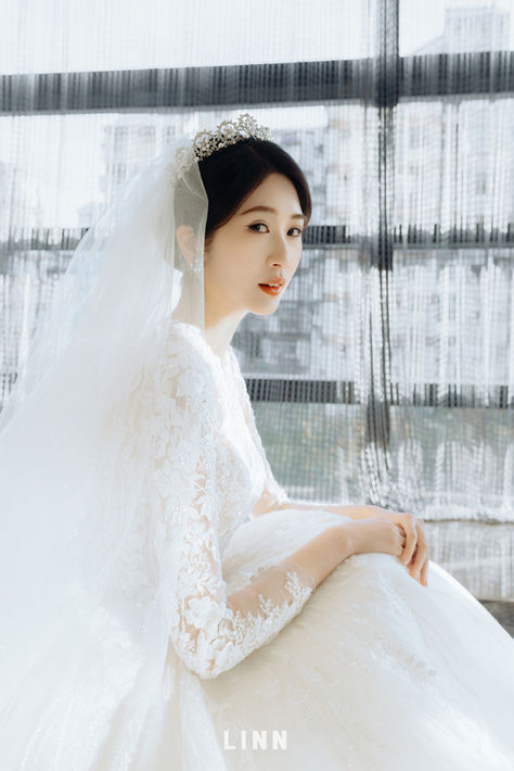 台北萬豪婚禮晚宴,新娘穿著蕾絲婚紗側影