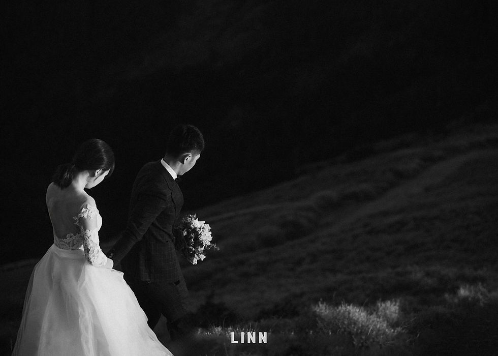 LINN合歡山婚紗攝影:新人在高山草地牽手漫步的黑白婚紗照