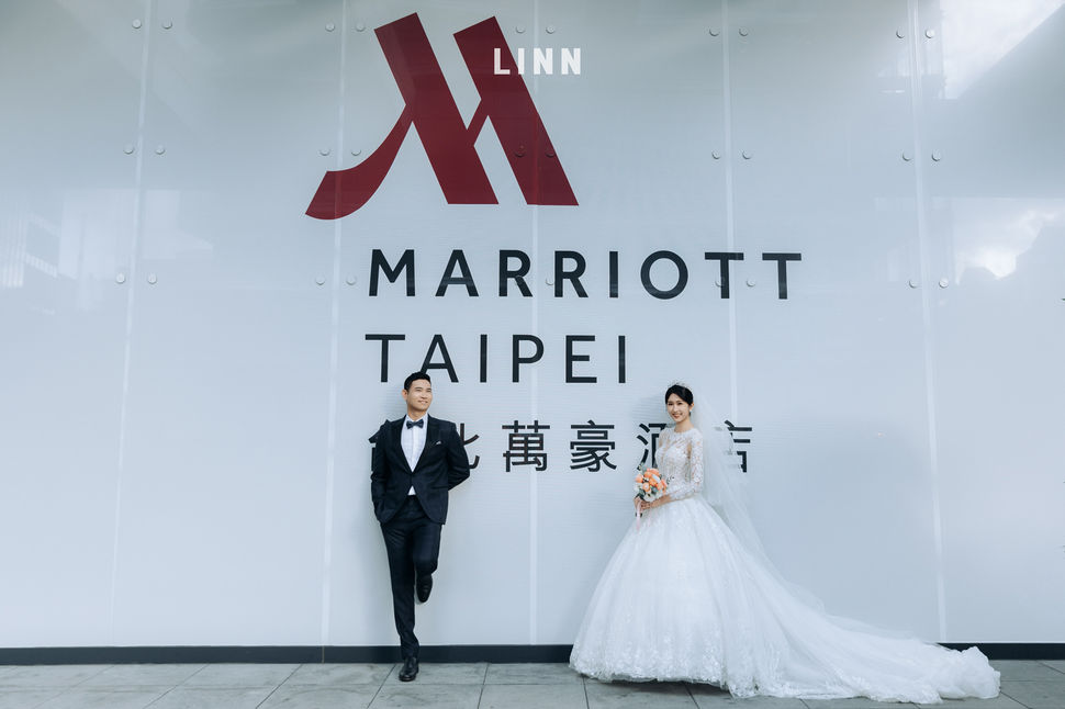 新人在台北萬豪酒店標誌前拍攝婚禮照