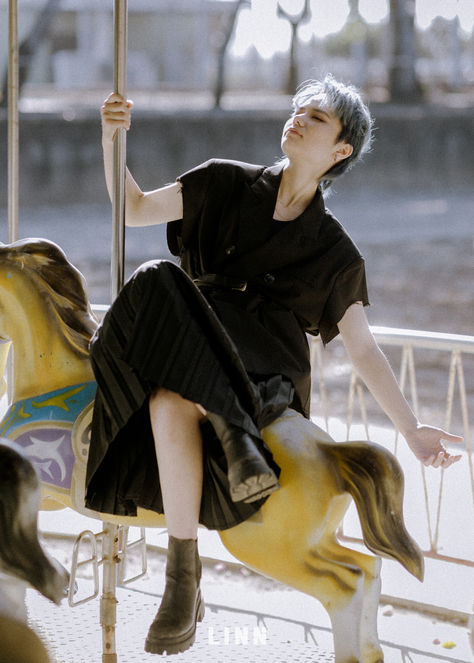 旋轉木馬動態婚紗-仰頭自由姿態-LGBTQ同志紀錄-LINN攝影 | Carousel Motion Wedding Looking Up Freedom