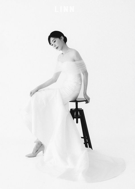 氣質婚紗紀錄：新娘穿著輕婚紗在攝影棚內輕快舞動的黑白意境照，展現靈動神韻。