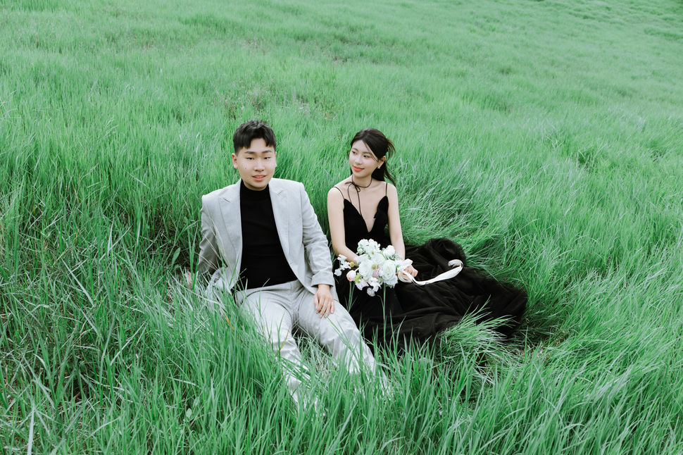 輕婚紗戶外外拍草地對視自然風婚紗照


Bride in black dress looking gently at groom on lawn