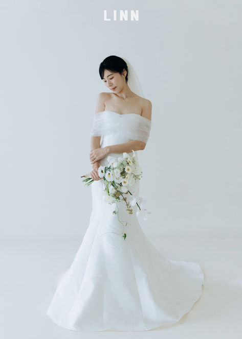 黑白氣質婚紗：經典回眸神韻捕捉，純淨背景強調新娘的輪廓線條與雋永美感。