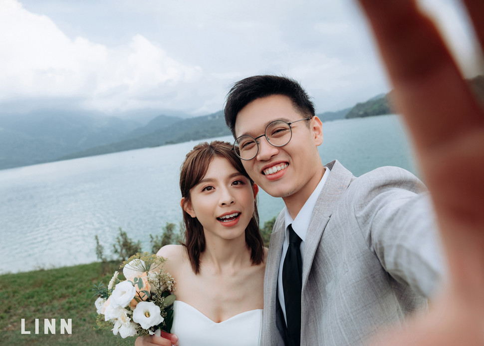 
Creative mirror selfie of wedding couple with Sun Moon Lake reflectio