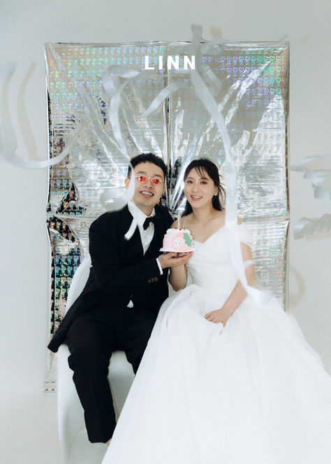 銀色亮片牆背景，新人灑紙花慶祝動態。 / Couple celebrating with confetti.