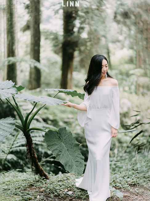 輕撫森林紋理，新娘與植物的靜態對話，紀錄那份柔美共融。	森林系婚紗-新娘植物特寫-靜態質感-Bridal-Detail-Nature-Texture