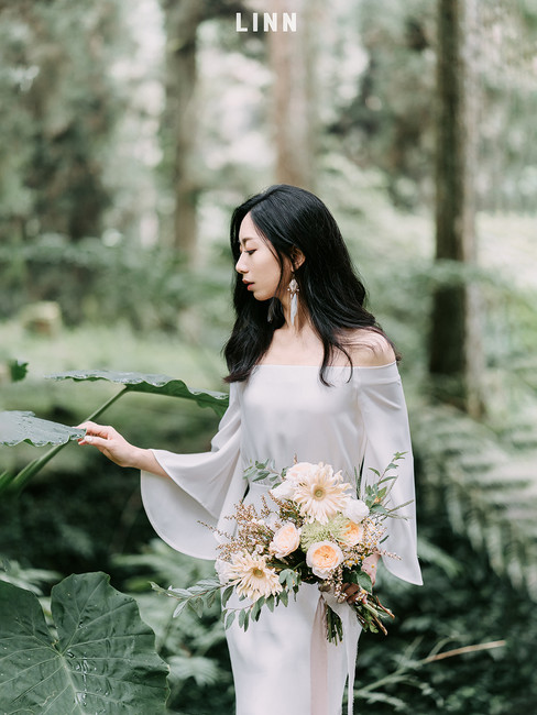 輕撫森林紋理，新娘與植物的靜態對話，紀錄那份柔美共融。	森林系婚紗-新娘植物特寫-靜態質感-Bridal-Detail-Nature-Texture