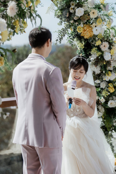 日月潭涵碧樓婚禮,新娘在花藝拱門下宣讀誓詞,攝影作品