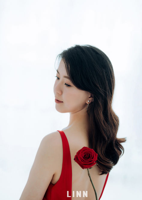 新娘背影側臉-手持紅玫瑰-詩意婚紗紀錄-LINN攝影 | Bride Back View Side Profile Red Rose Mystery
