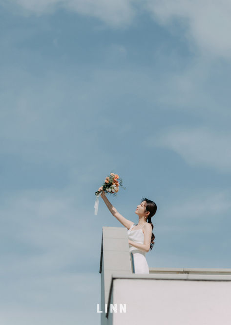 	台南美術館高處婚紗-藍天白雲背景-新娘舉起捧花-LINN攝影 | Tainan Art Museum Rooftop Blue Sky Bride