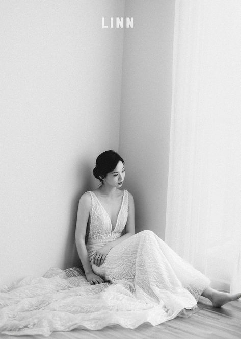 	攝影棚婚紗黑白坐姿放鬆自然 Black and white bride sitting naturally in studio