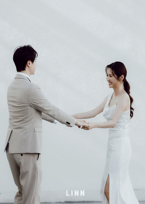 南美館動態婚紗-兩人牽手轉圈-自然流動感-LINN影像誌 | Art Museum Dynamic Wedding Spinning Together