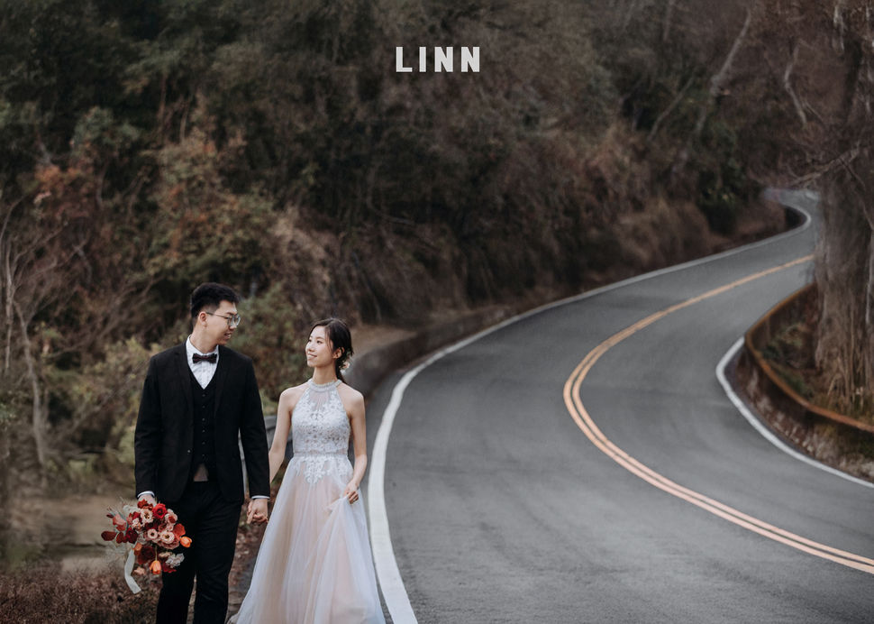 合歡山公路婚紗-高山公路延伸感散步照-自然互動紀錄-LINN美式婚紗 | Hehuanshan Highway Wedding Photography Walking with Leading Lines Natural Interaction