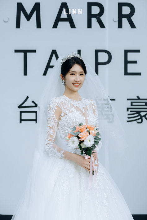 台北萬豪婚禮晚宴新娘手持捧花留影