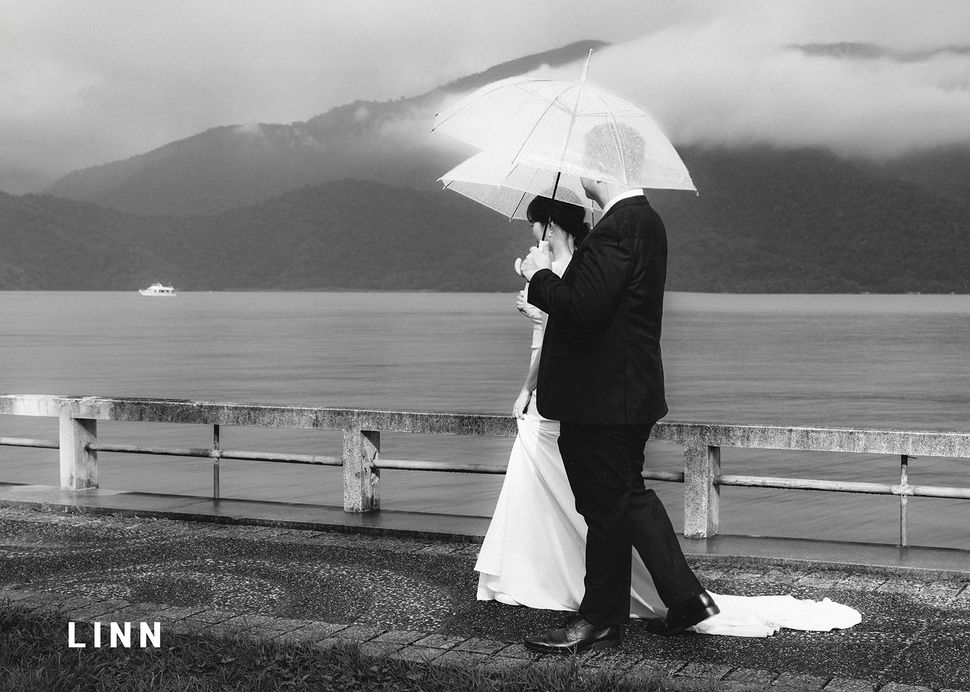 新人湖邊漫步黑白全景，簡約美式婚紗風格。 


 B&W full body shot of couple walking by the lake.