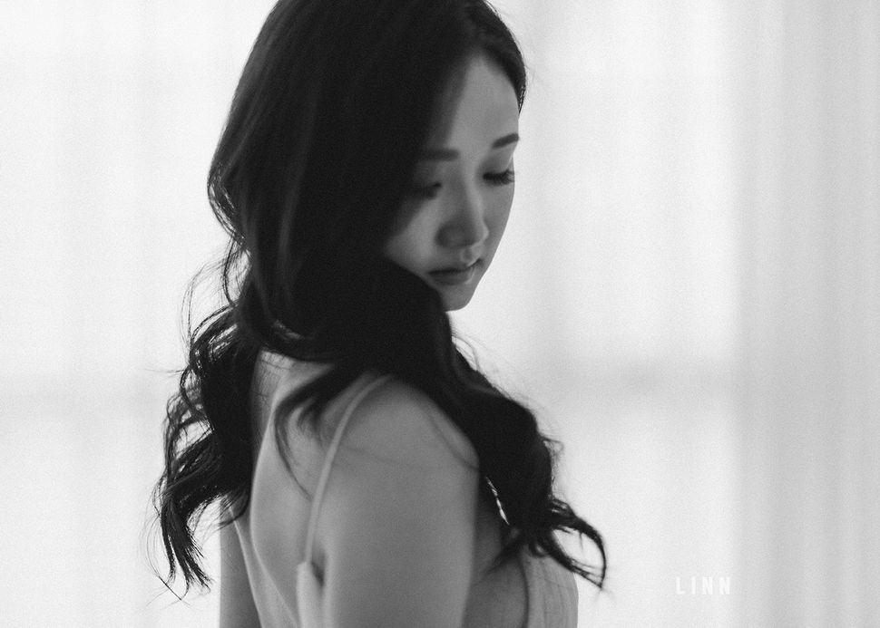 黑白婚紗轉身情境 B&W cinematic bridal turn portrait