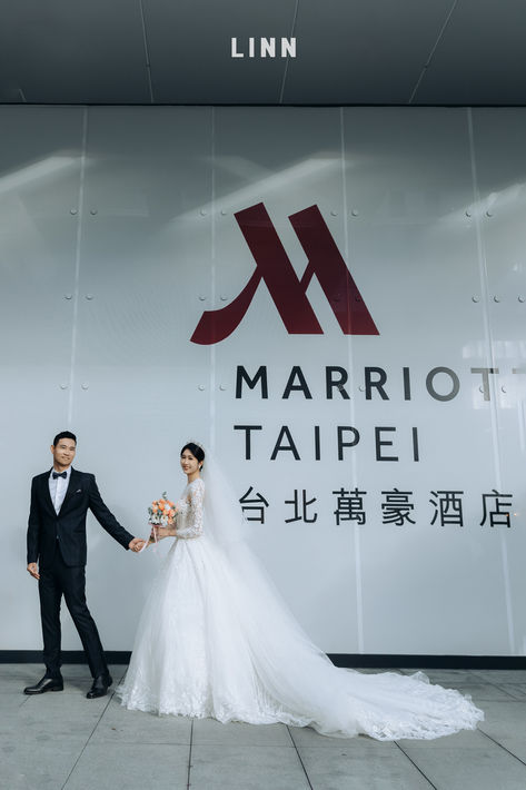 新人在台北萬豪酒店前的婚禮合照