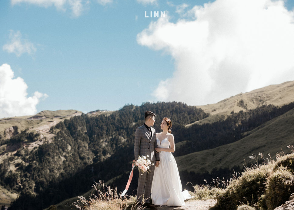 En: Within the grand landscape, capturing both the majesty of nature and delicate emotions.