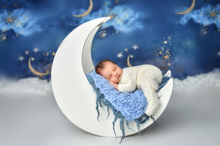 Newborn Photography, Cake smash Photography, Maternity Photography, Flying Dress Photoshoot, Family Photography, Dubai Photography, Photo studio