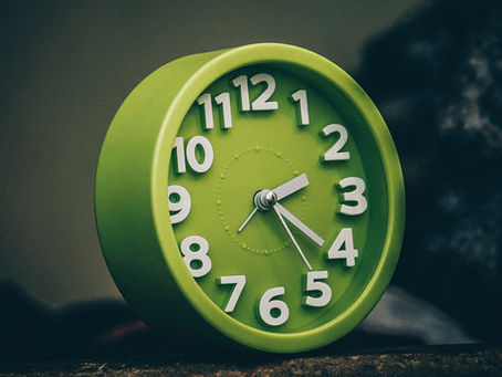 Fija la alarma,  luego descansa