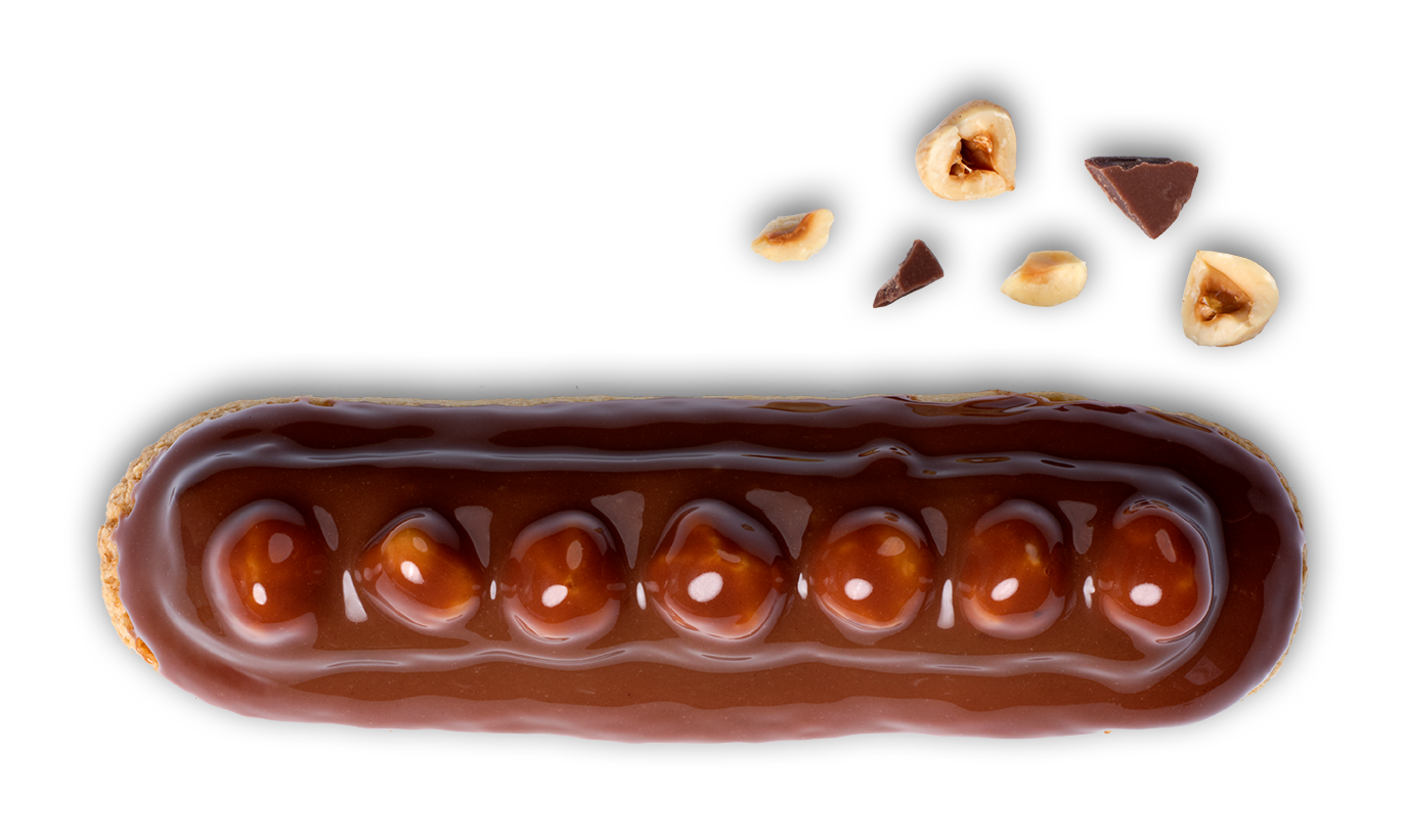 Ambachtelijke eclair met romige hazelnootvulling, overgoten met melkchocolade en afgewerkt met geroosterde hazelnoten – spec