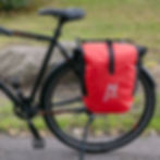 Fahrradtasche Einzeltasche H2O rot mit Reflex-Logo und schwarzen Seiten, befestigt am Gepaecktraeger