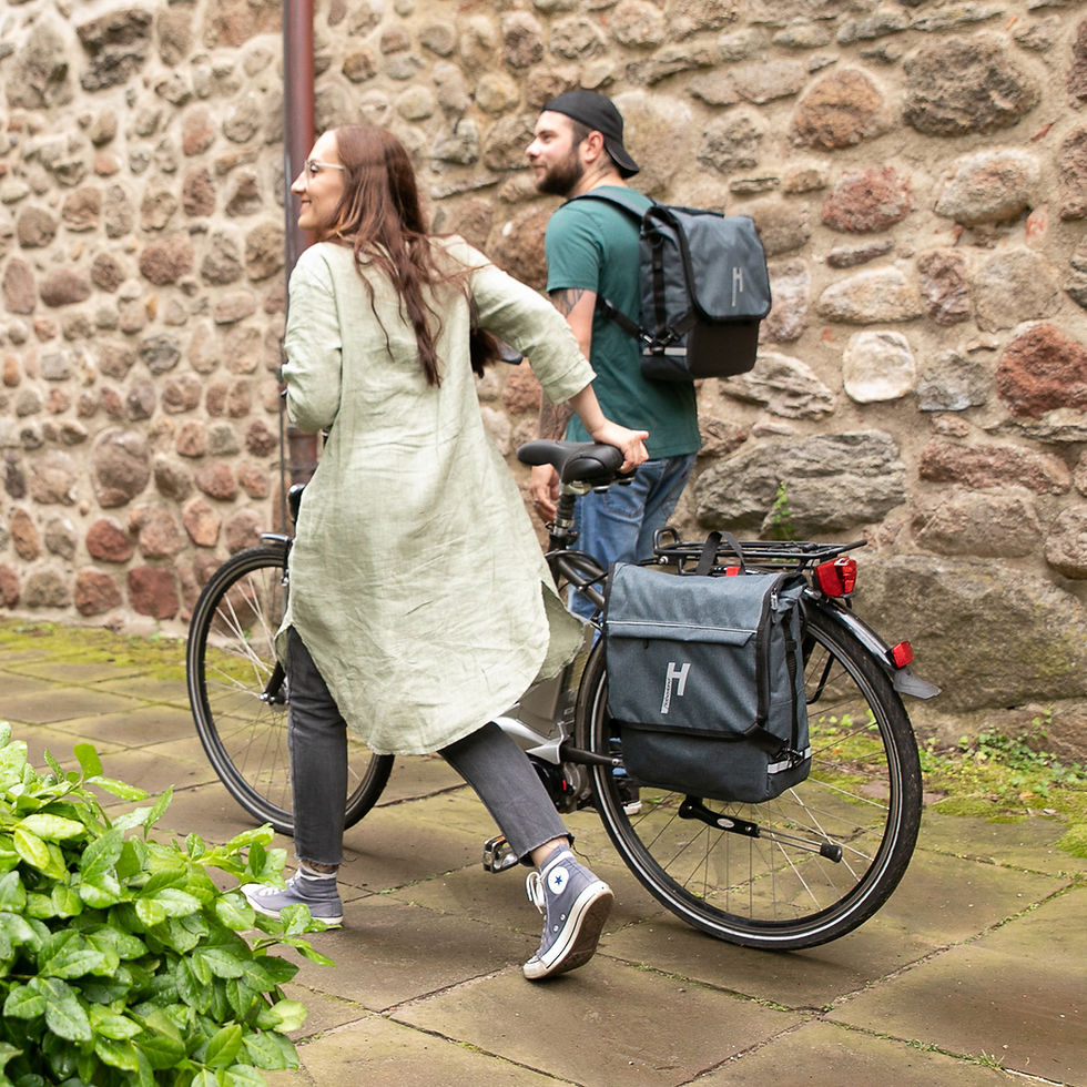 Fahrrad Rucksack Sporty 4nature anthrazit/reflex 16 Liter, am Fahrradgepäckträger einer Frau und auf dem Rücken eines Mannes