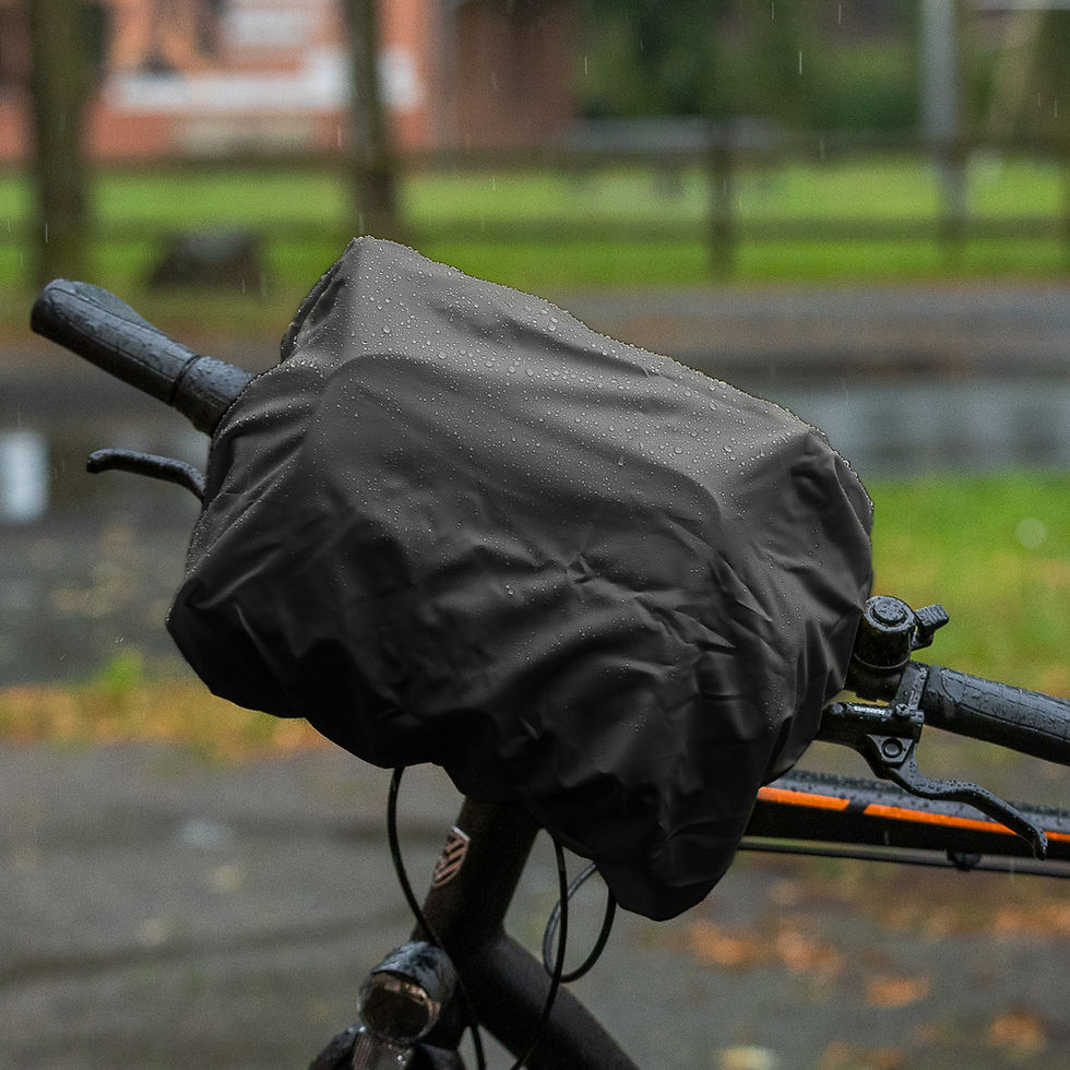 Miniaturbild: Regenschutz für Fahrradtasche schwarz, über Lenkertasche am Fahrrad gezogen