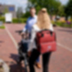 Fahrrad Rucksack rot mit Reißverschluss-Vortasche, Reflex-Logo, Tragegriffen, auf dem Ruecken einer Frau