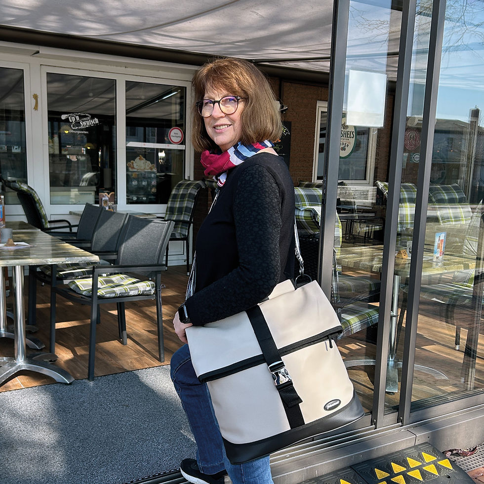 Miniaturbild: Einzeltasche Melan I hellbeige 20 Liter als Umhängetasche auf der Schulter einer Frau