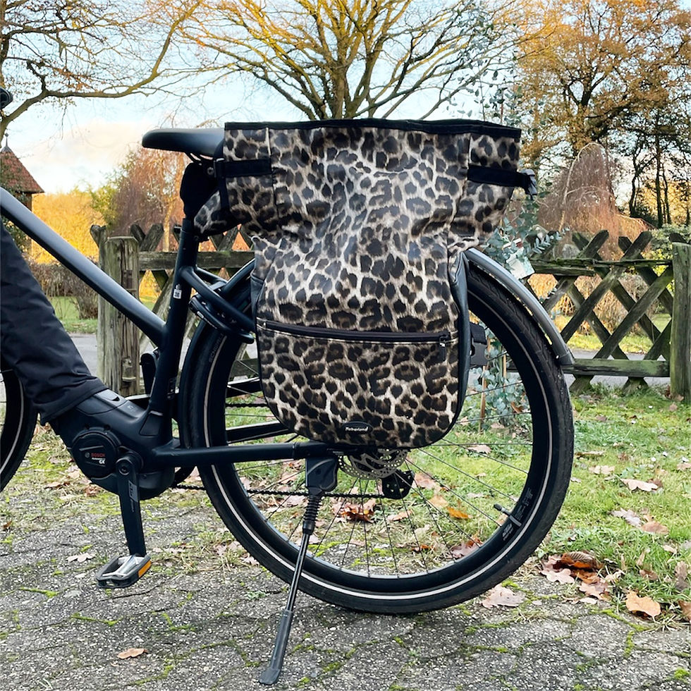 Miniaturbild: Einzeltasche eMotion leo schwarz 18 Liter, von vorne am Fahrrad in der Natur, hochgerollt