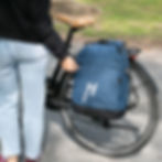 Fahrrad Rucksack blau mit Reflex-Logo, schwarzer Bodenbereich fixiert am Gepaecktaeger
