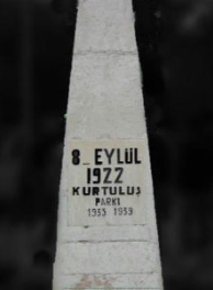 Kurtuluş Parkı (Ulupark)’ndaki dikilitaş ve kitabe levhası.