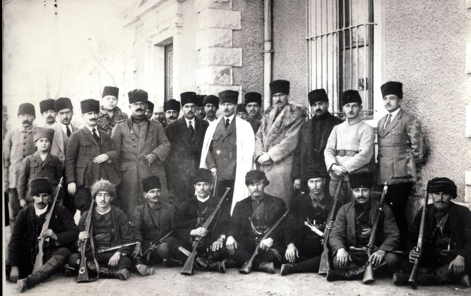 Yozgat İsyanı’nı bastırmak üzere görevlendirilen Çerkez Ethem ve Çerkez adamları İstasyon’daki karargah binası önünde Mustafa Kemal Atatürk’le (Haziran 1920)