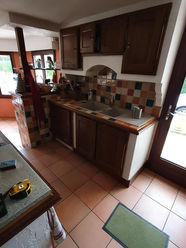 Ancien coin cuisine sombre et exigu avant réaménagement intérieur