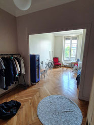 Vue depuis la pièce en enfilade d'une chambre vide, prête à être transformée.