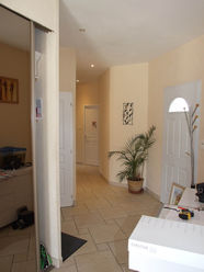 Vue sur le couloir d'entrée d'origine avec cloison sur la droite.