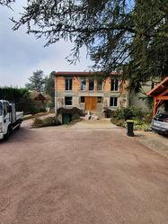 Façade avant de maison en chantier à Écully lors de l’extension